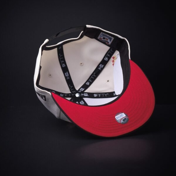 Gorra New Era 9Fifty Chicago Cubs Snapback Color Being/Negro