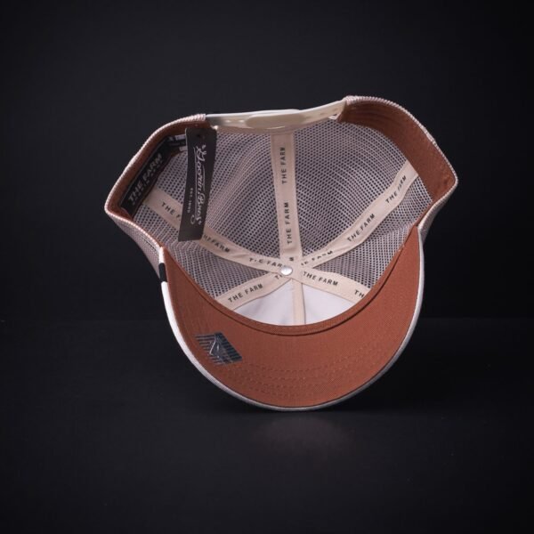 Gorra Goorin Bros Trucker Letras Goorin Rojas Color Crema