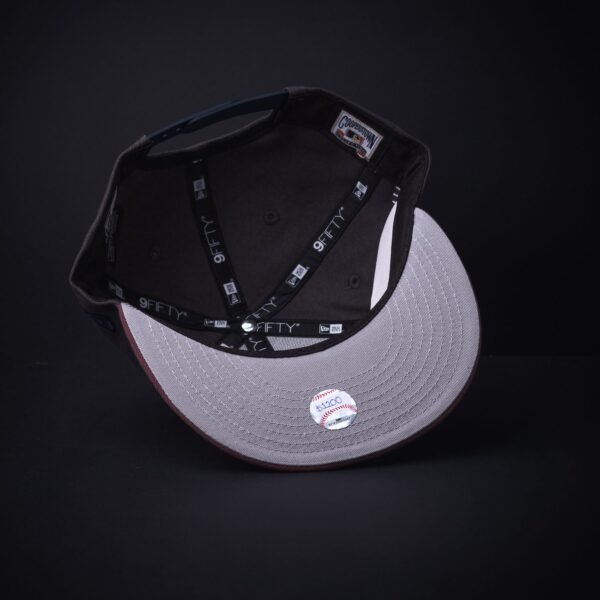 Gorra New Era 9Fifty Chicago Sox Snapback Color Gris/Guindo