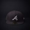 Gorra New Era 59 Fifty Atlanta Braves  Cerrada Color Negra