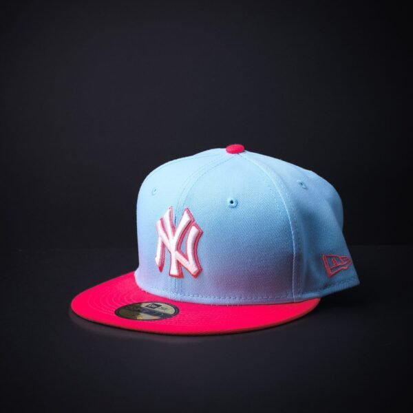 Gorra NewEra 59 Fifty New York Yankees  Cerrada Color Celeste/Rojo
