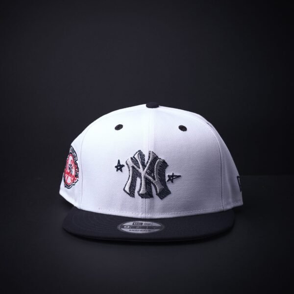 memoria 2-4 Gorra New Era 9Fifty New York Yankees Snapback Color Blanca/Negra