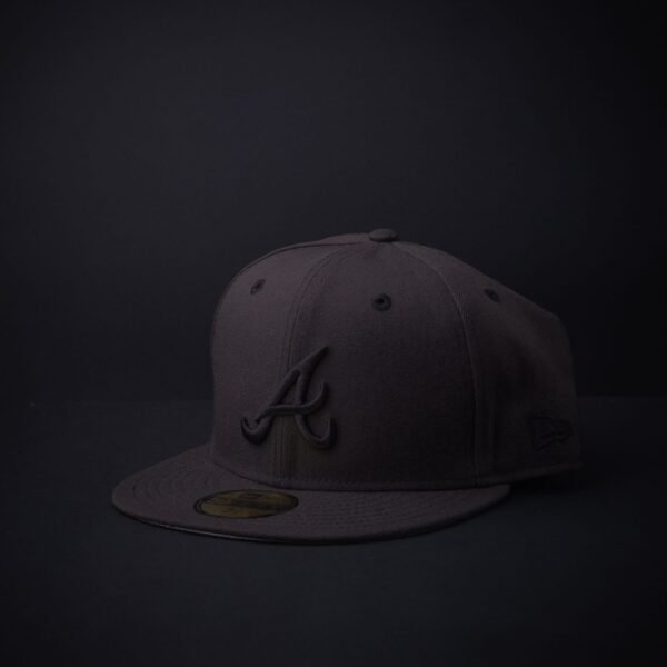 Gorra New Era 59 Fifty Atlanta Braves  Cerrada Color Negra