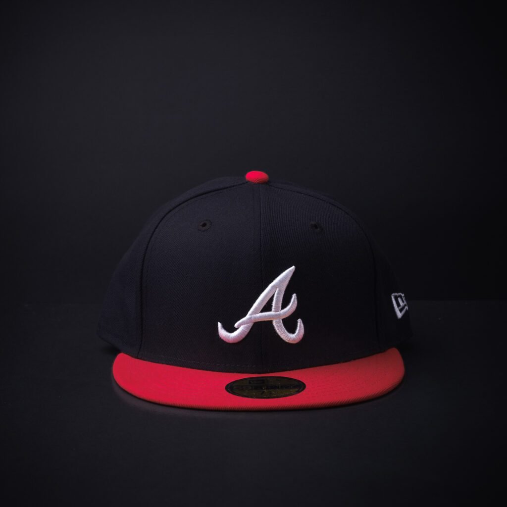 Gorra New Era 59 Fifty Atlanta Braves Clasica Color Azul Marino/Rojo
