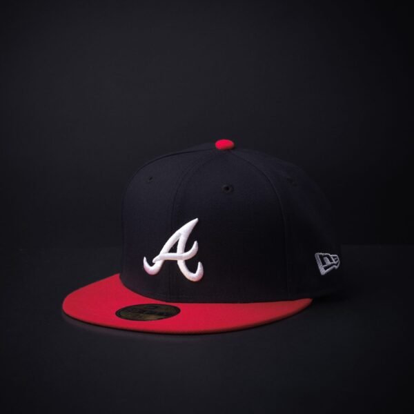 Gorra New Era 59 Fifty Atlanta Braves Clasica Color Azul Marino/Rojo