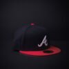 Gorra New Era 59 Fifty Atlanta Braves Clasica Color Azul Marino/Rojo