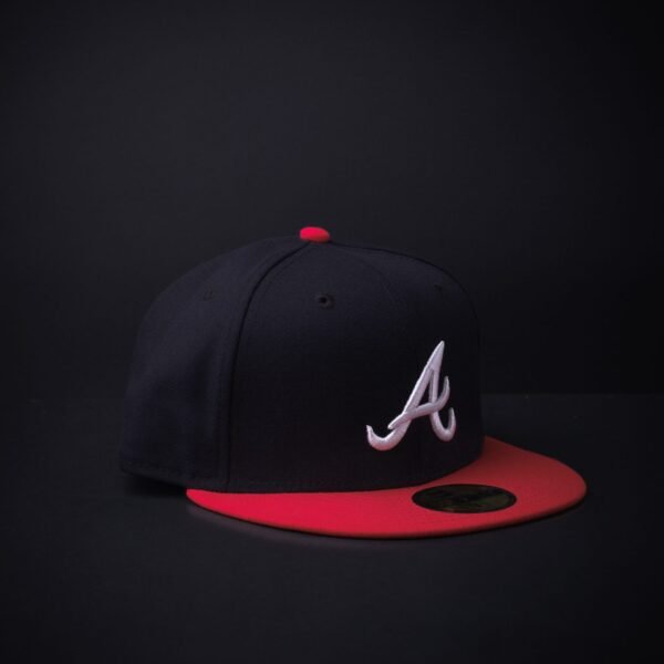 Gorra New Era 59 Fifty Atlanta Braves Clasica Color Azul Marino/Rojo