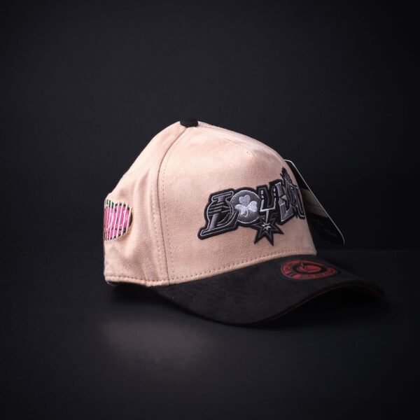 memoria 2-646 Gorra Jc Hats x Gabito Ballesteros  Lou Lou En Beige Certificado De Autenticidad