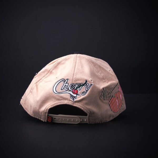 memoria 2-647 Gorra Jc Hats x Gabito Ballesteros  Lou Lou En Beige Certificado De Autenticidad