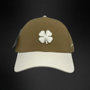 Gorra Black Clover Iron X En Color Verde Oliva Con Trébol Blanco Dorado.