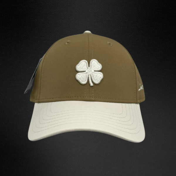 Gorra Black Clover Iron X En Color Verde Oliva Con Trébol Blanco Dorado.