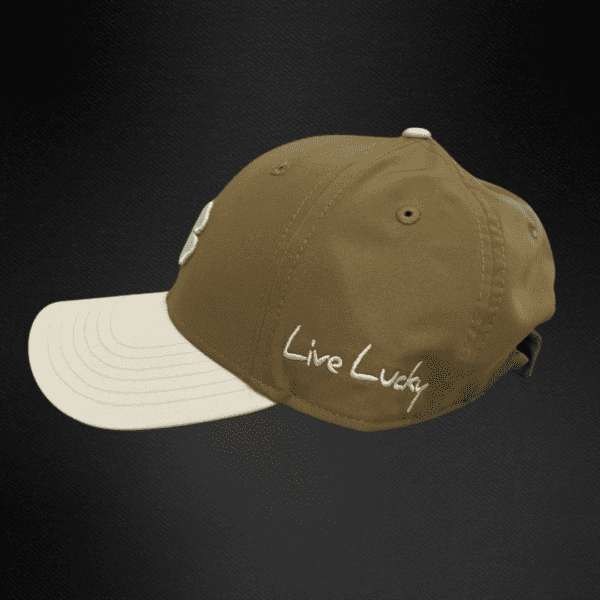Gorra Black Clover Iron X En Color Verde Oliva Con Trébol Blanco Dorado.